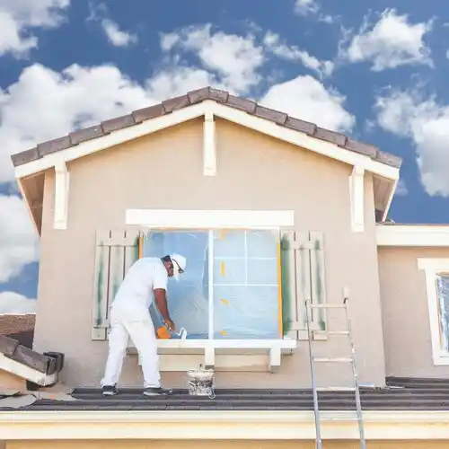Een ervaren gevelspecialist voert professioneel gevelonderhoud uit